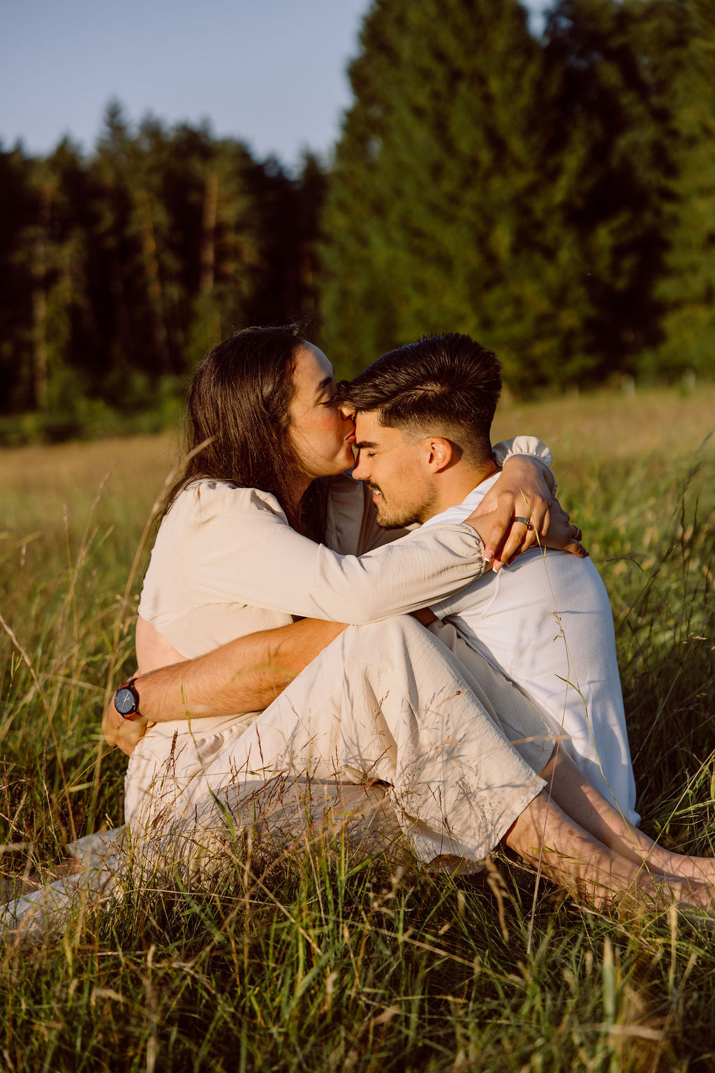Couple amoureux en Auvergne marchant dans les herbes hautes