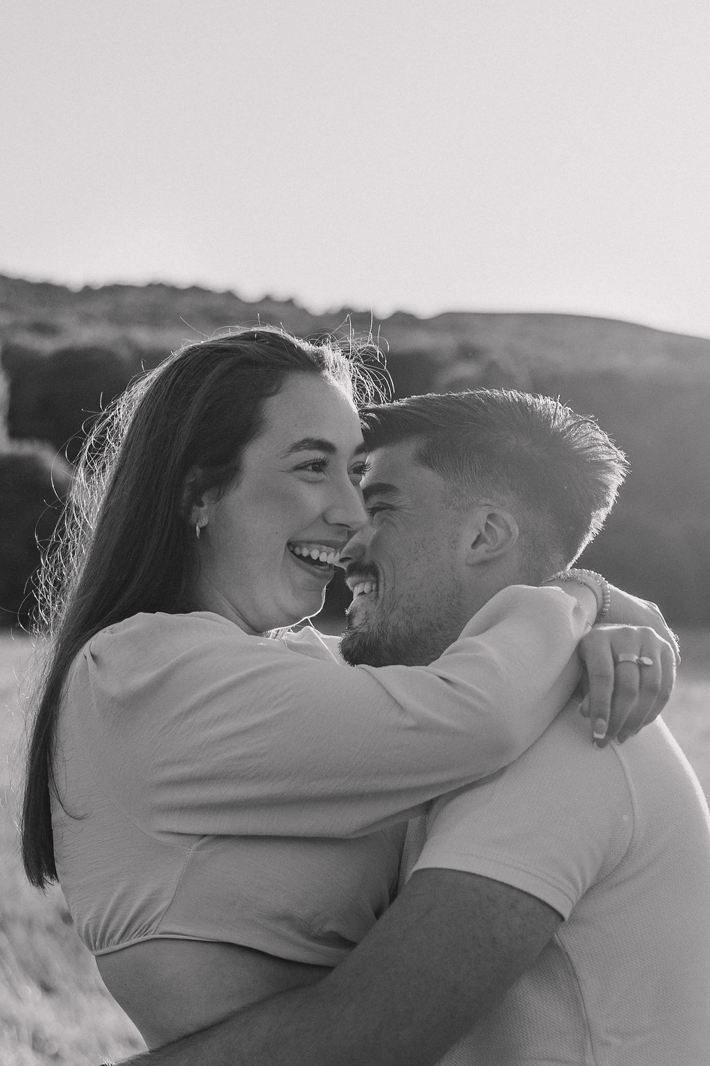 Préparation au mariage en couple lors d'une séance photo romantique
