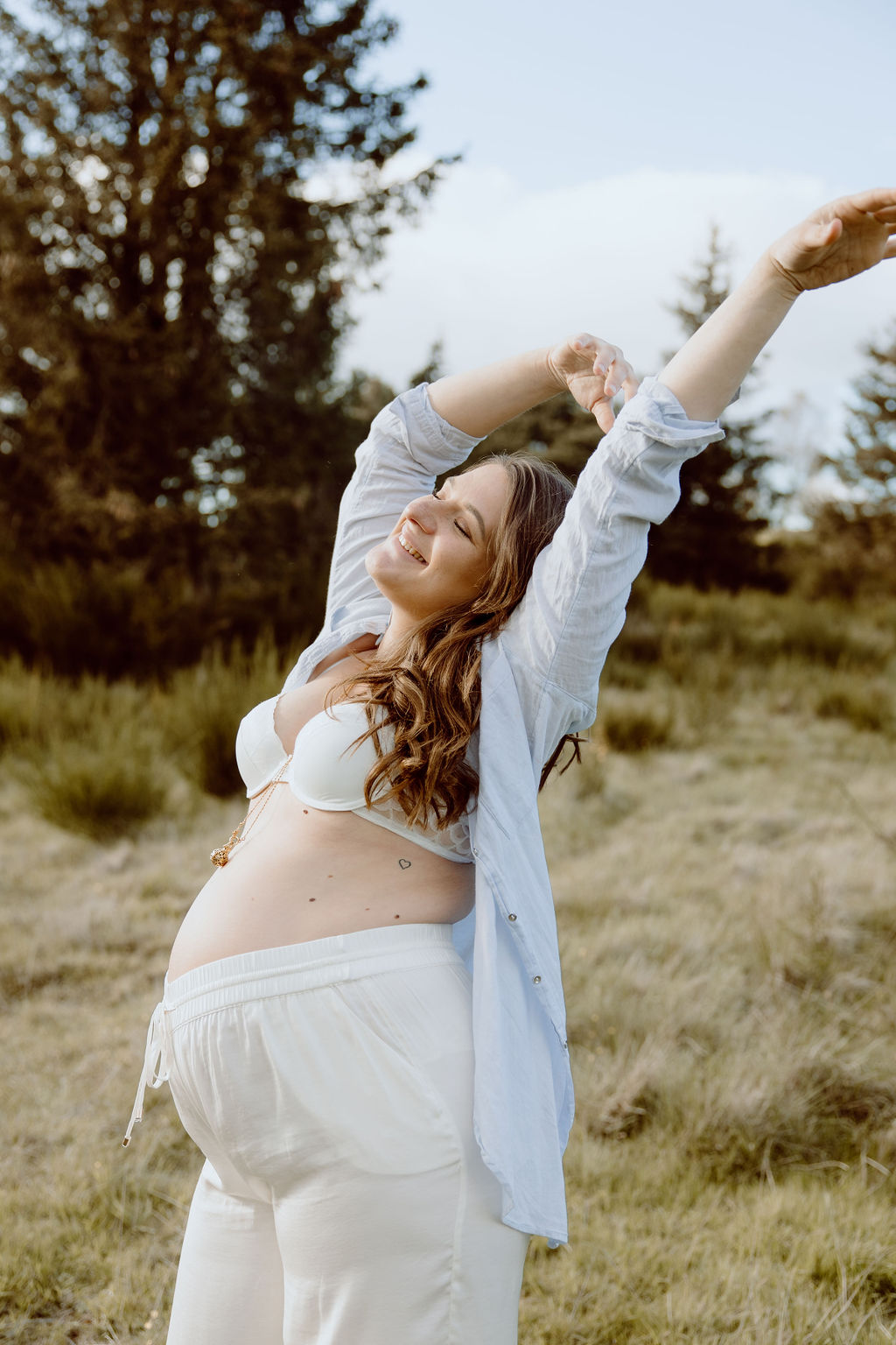 seance grossesse dans la nature à Orcines
