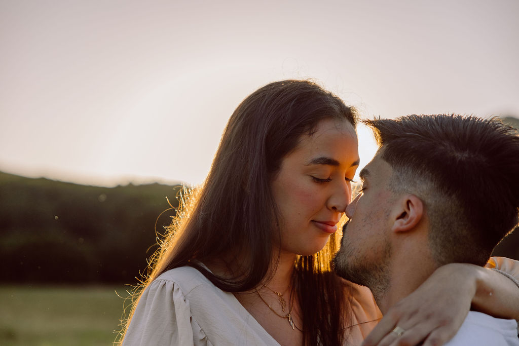 Séance engagement à Clermont-Ferrand avec vue sur les montagnes