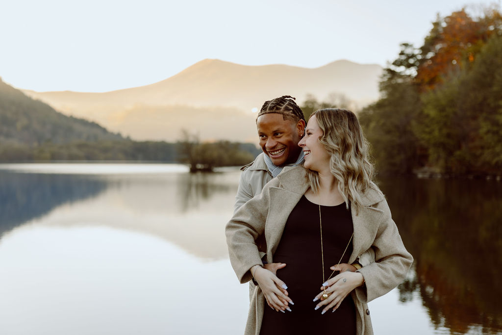 seance photo grossesse en extérieur proche du lac de guéry en Auvergne