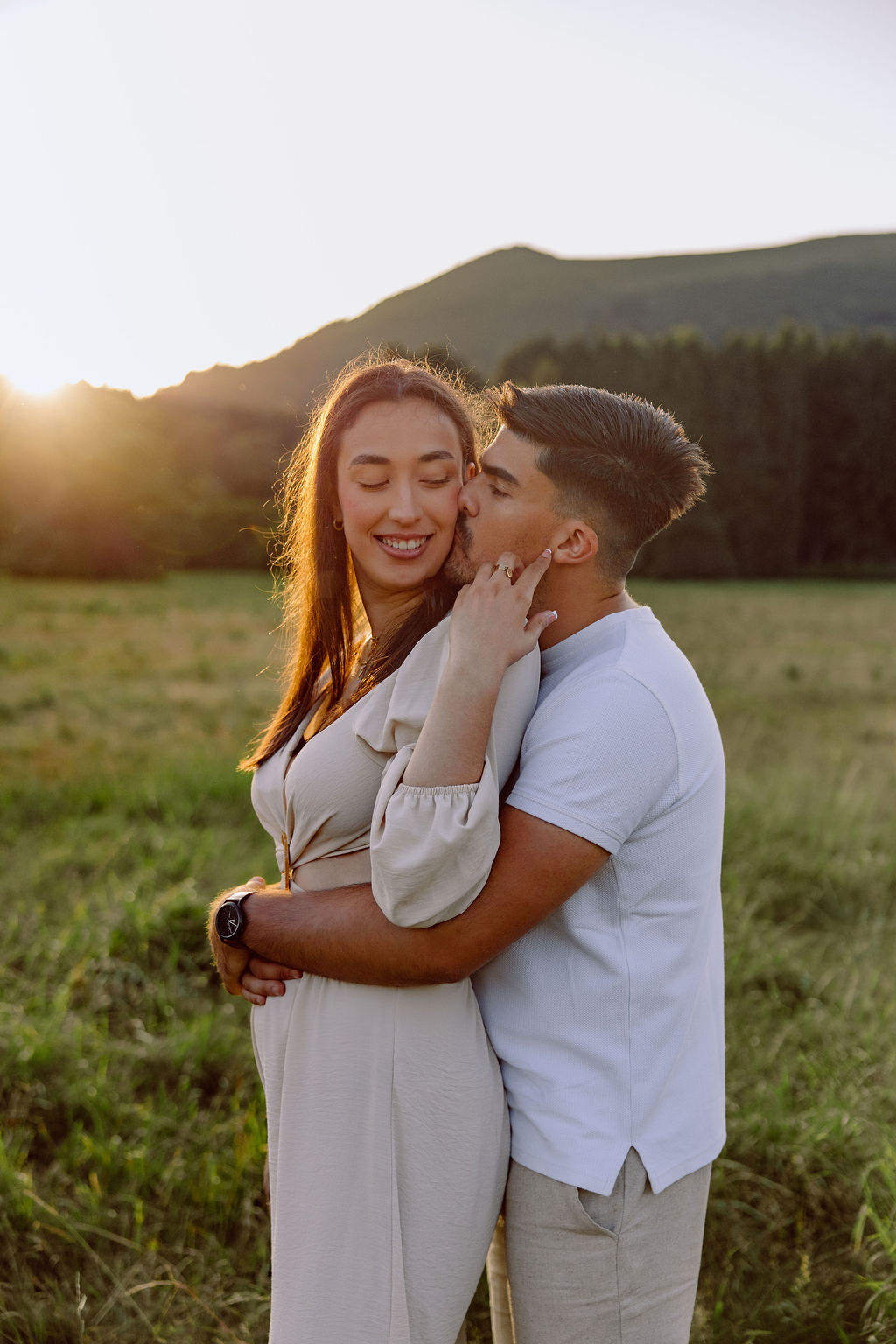 Séance photo couple naturelle en lumière dorée près de Riom